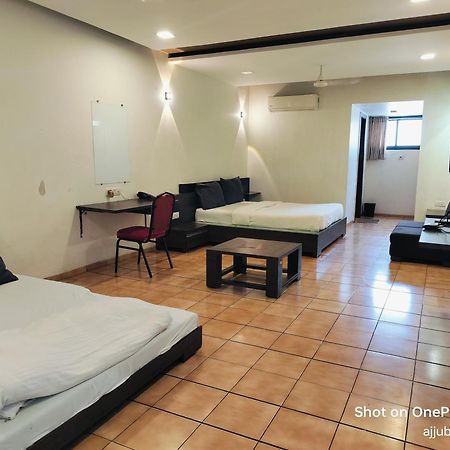 Hotel Sun N Step Club أحمد أباد المظهر الخارجي الصورة