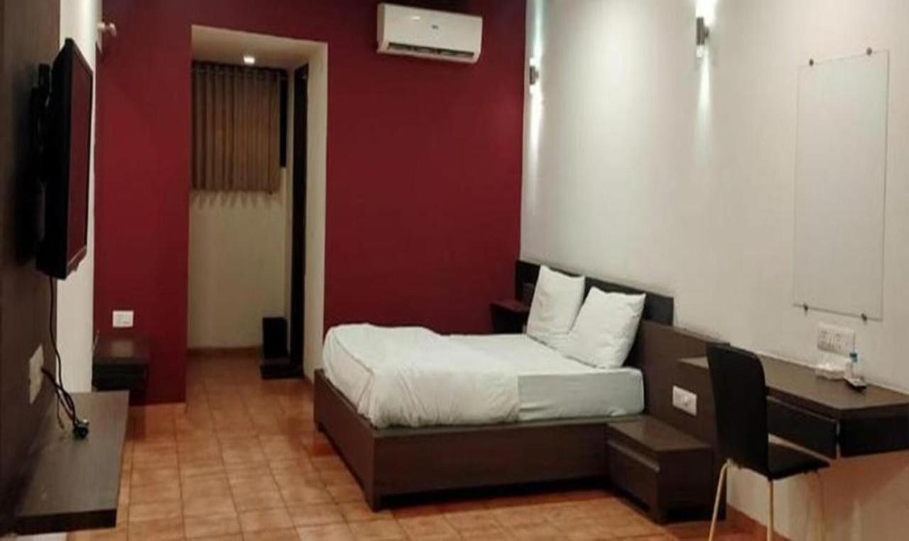 Hotel Sun N Step Club أحمد أباد المظهر الخارجي الصورة
