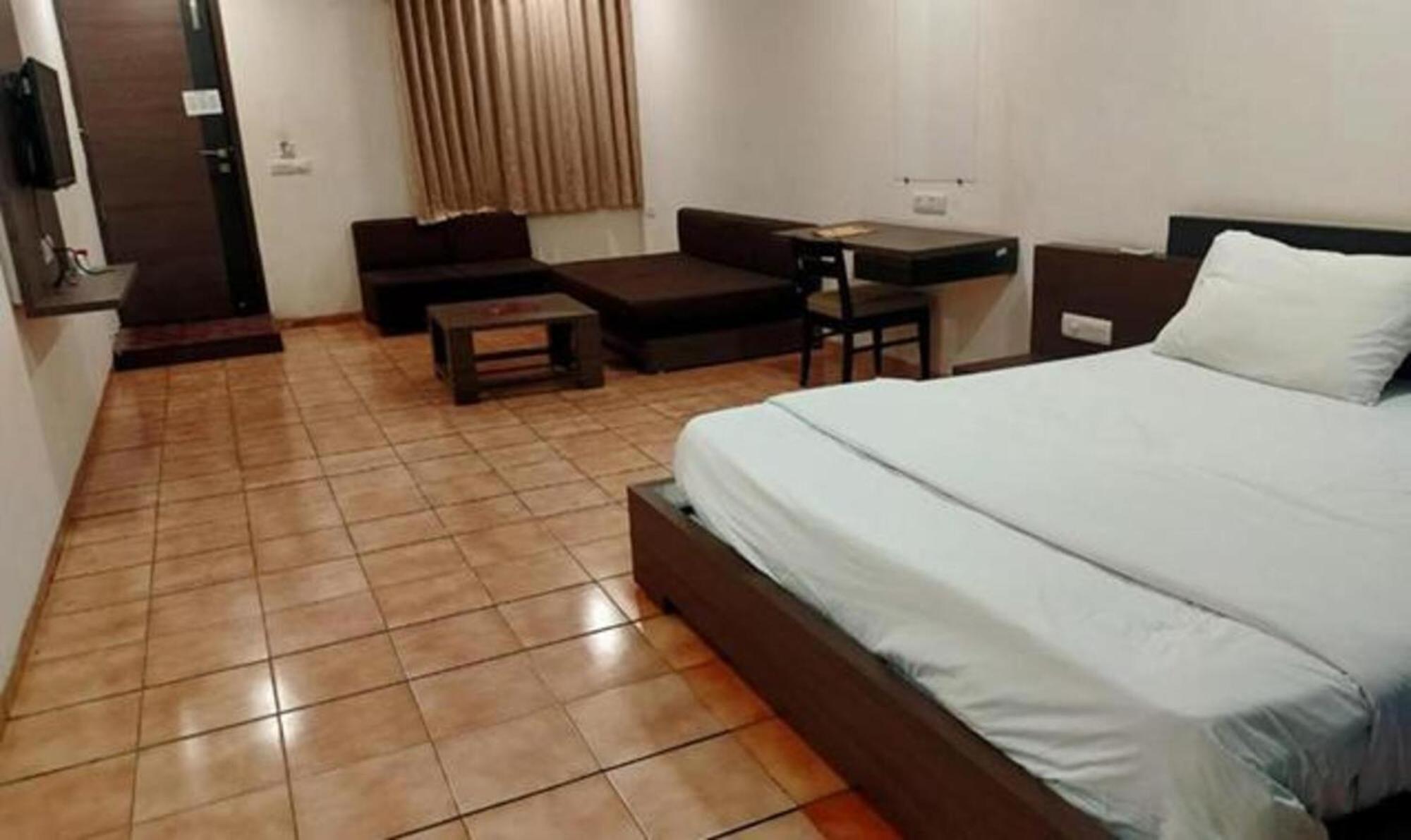 Hotel Sun N Step Club أحمد أباد المظهر الخارجي الصورة