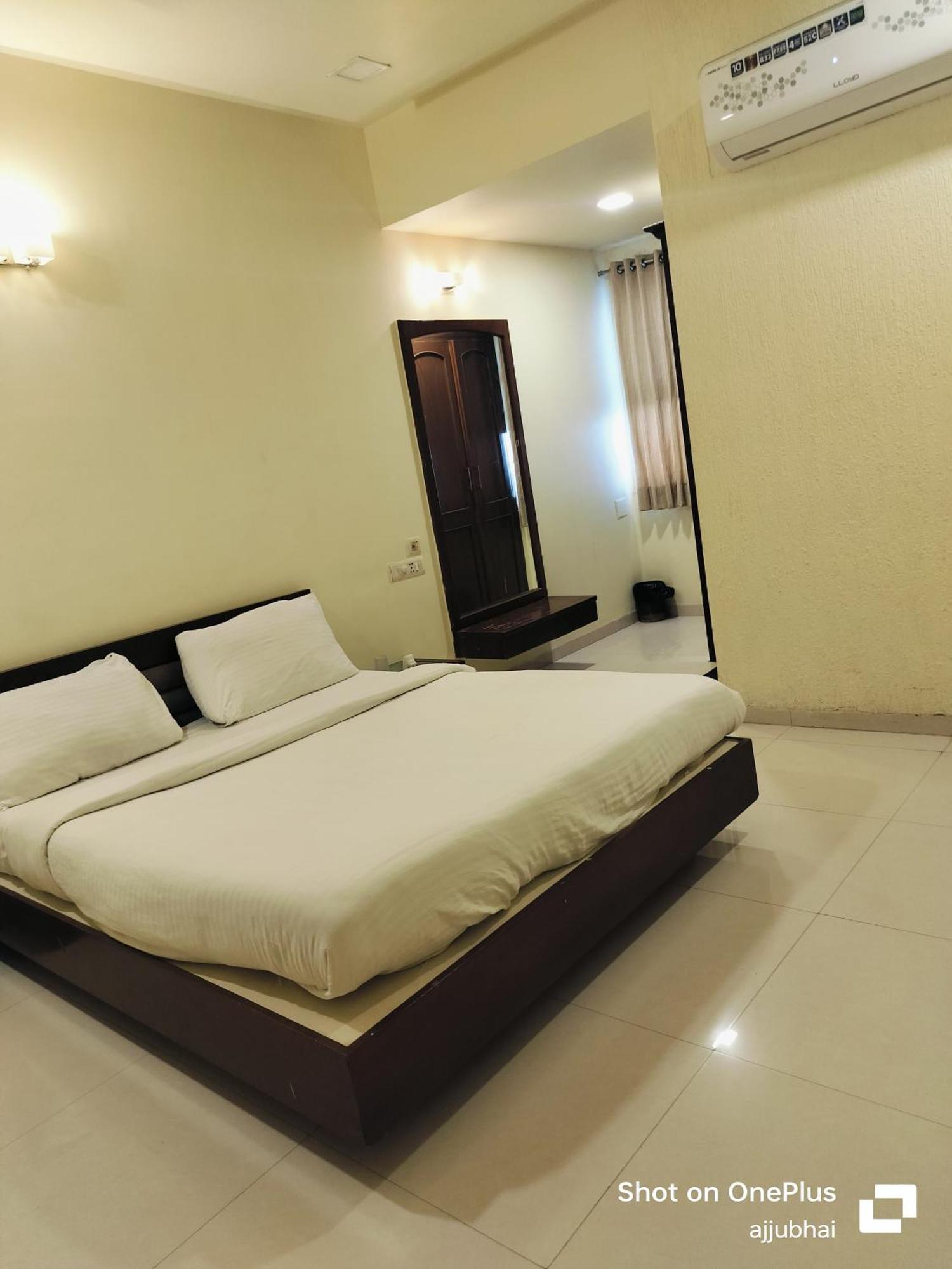 Hotel Sun N Step Club أحمد أباد المظهر الخارجي الصورة