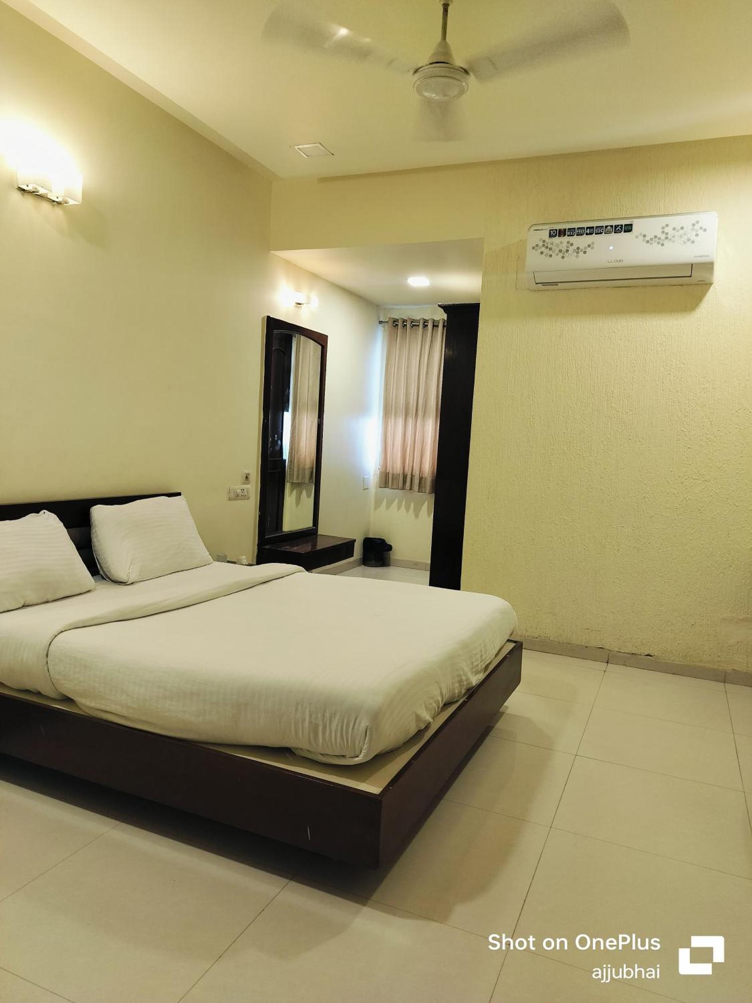 Hotel Sun N Step Club أحمد أباد المظهر الخارجي الصورة